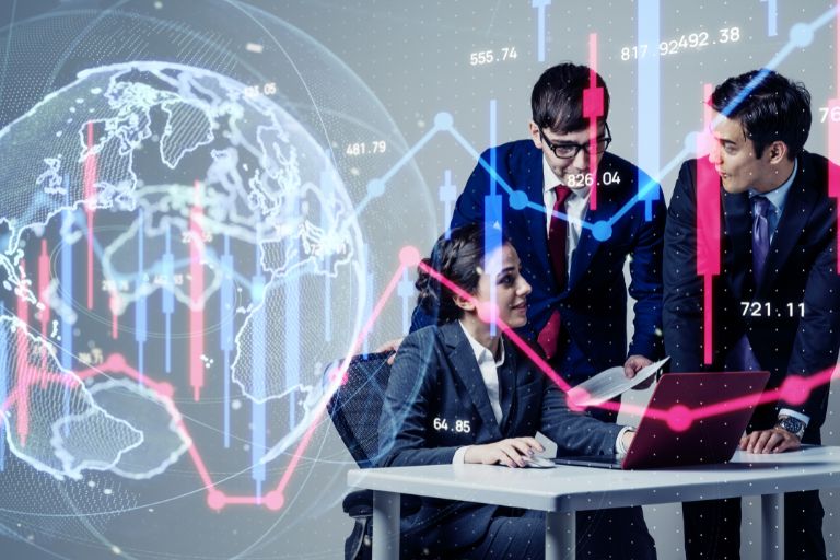 Equipo de profesionales financieros frente a un gráfico del mundo, representando tecnología y fintech global.