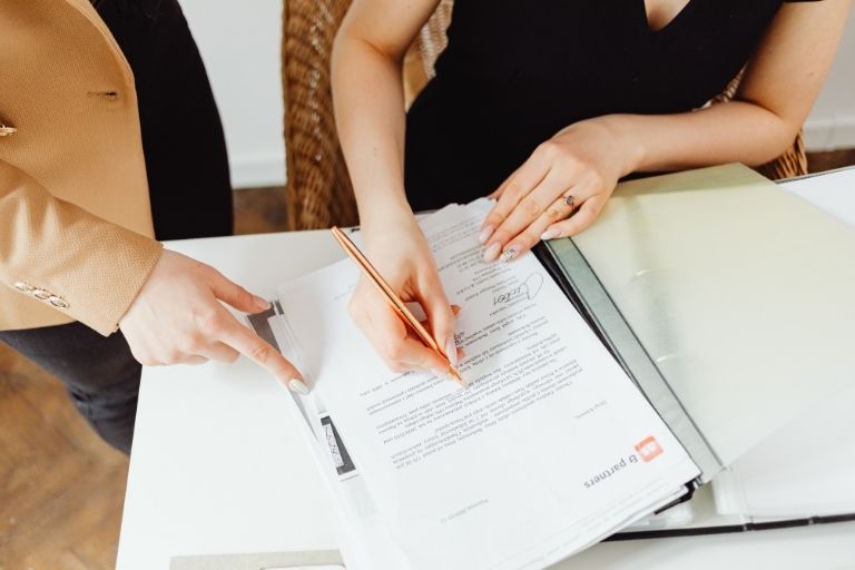 Equipo financiero revisando un contrato internacional. Fuente: Tick Translations